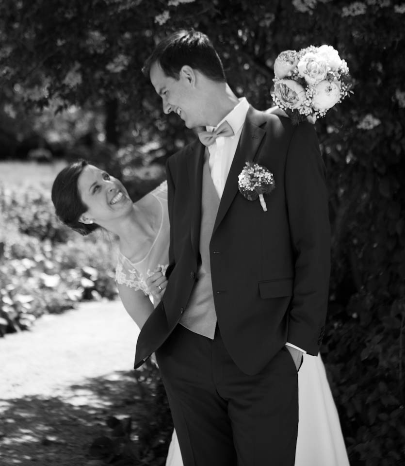Ein inniger Moment beim Paarshooting. Der Hochzeitsfotograf Stuttgart erstellte diese Aufnahme im Park.